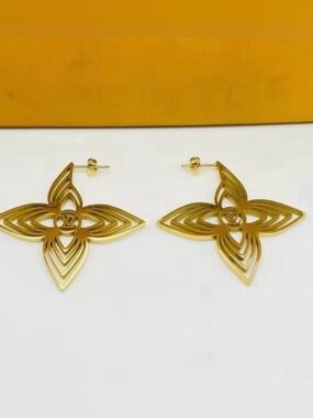 Gold Tone Floral Inspired
Statement Earrings Luxury Style